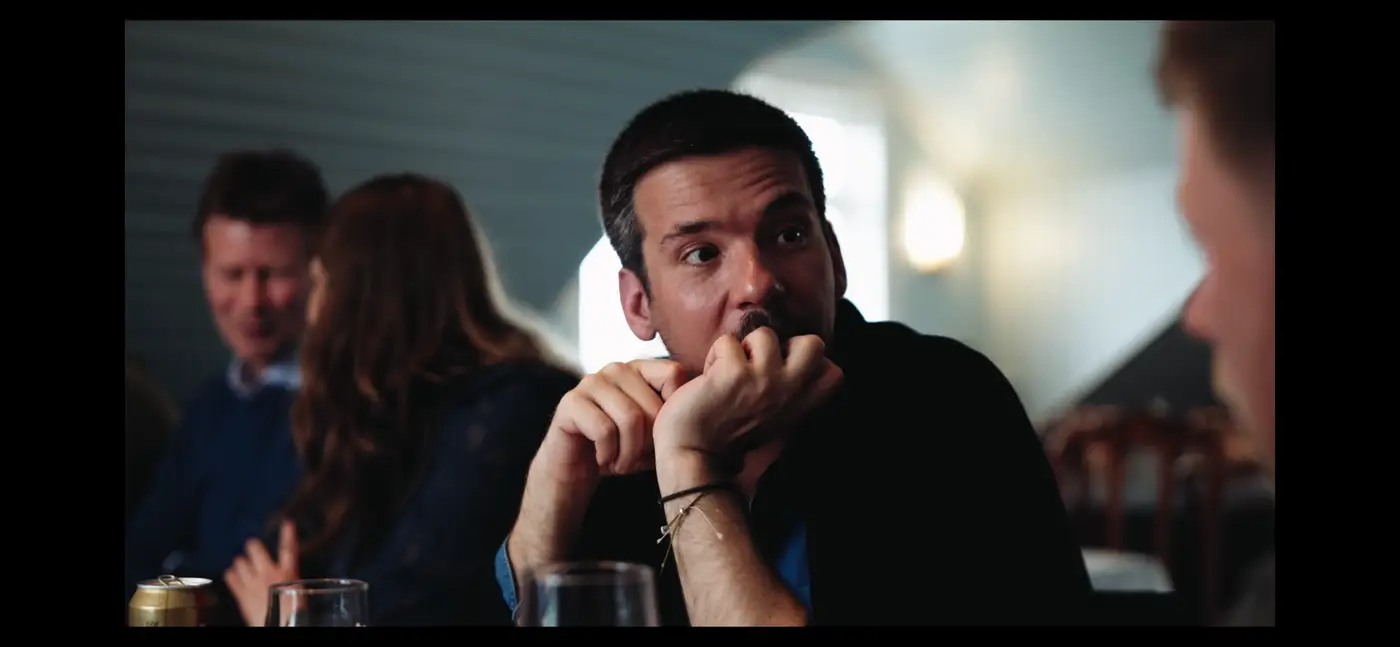 Scène de repas filmée en lumière naturelle